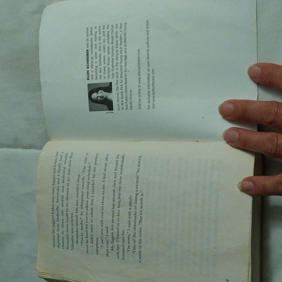 Vampire kisses the beginning by Ellen Schreiber - Picture 8 of 17